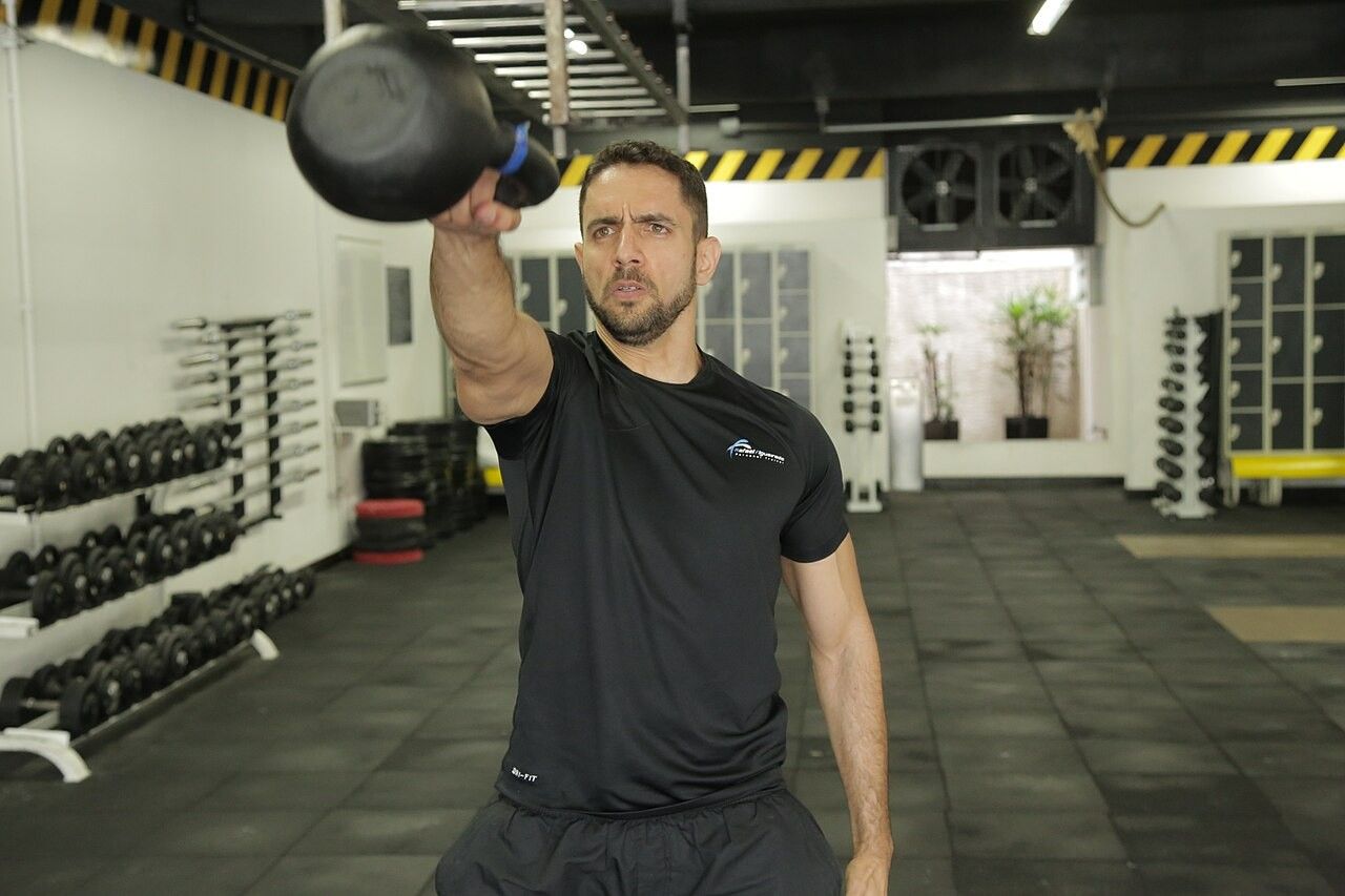 Kettlebell training (stock photo)