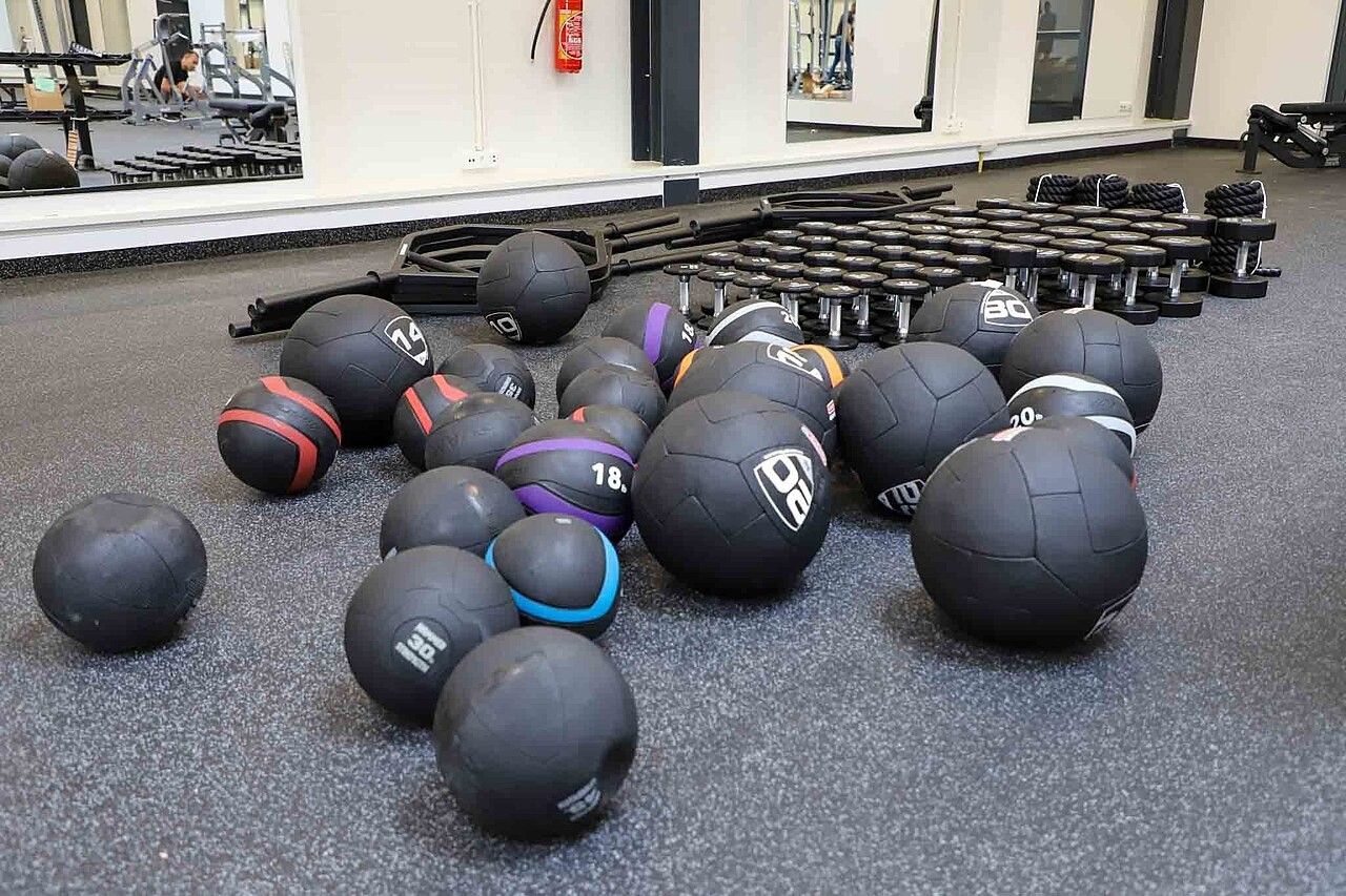 Gym equipment (stock photo)